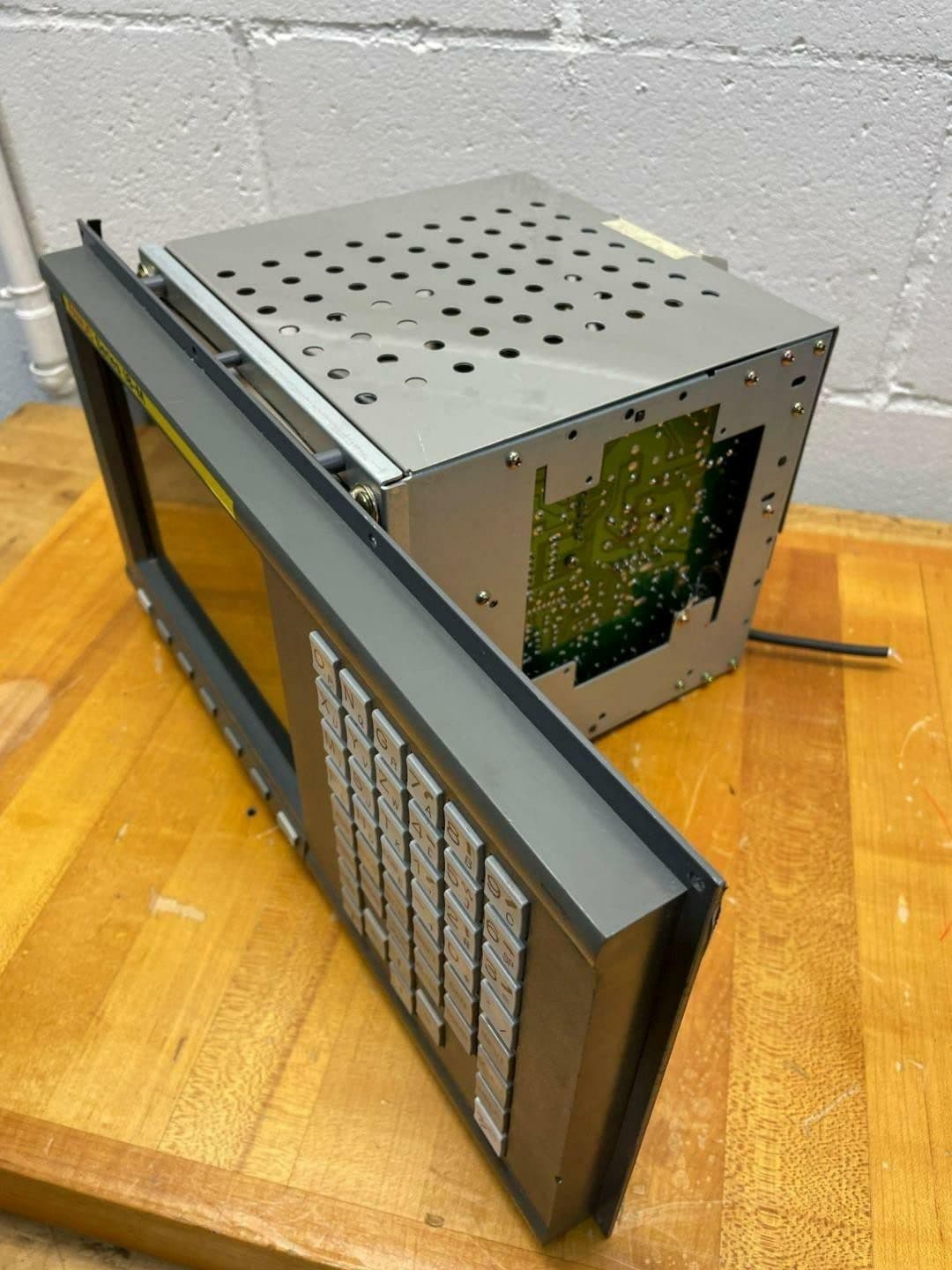 18-MB-A02B-0120-C041-MAR Fanuc 18-MB A02B-0120-C041/MAR Operator Panel 9 Inch Mono CRT/MDI Unit in MN - View 3 | CNC Spare Part